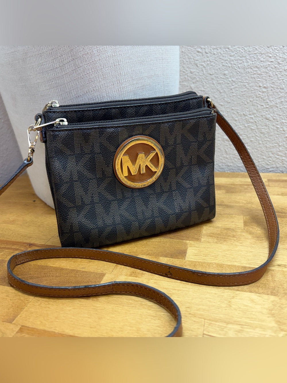 Michael Kors Fulton MK Logo Crossbody Swing Pack Brown - Picture 2 of 9